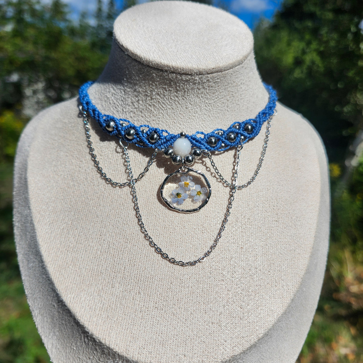 Collier ras-de-cou macramé, myosostis sylva memoriae