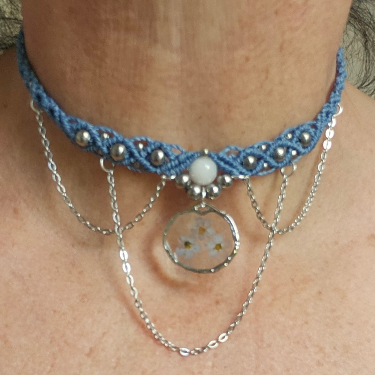Collier ras-de-cou macramé, myosostis sylva memoriae
