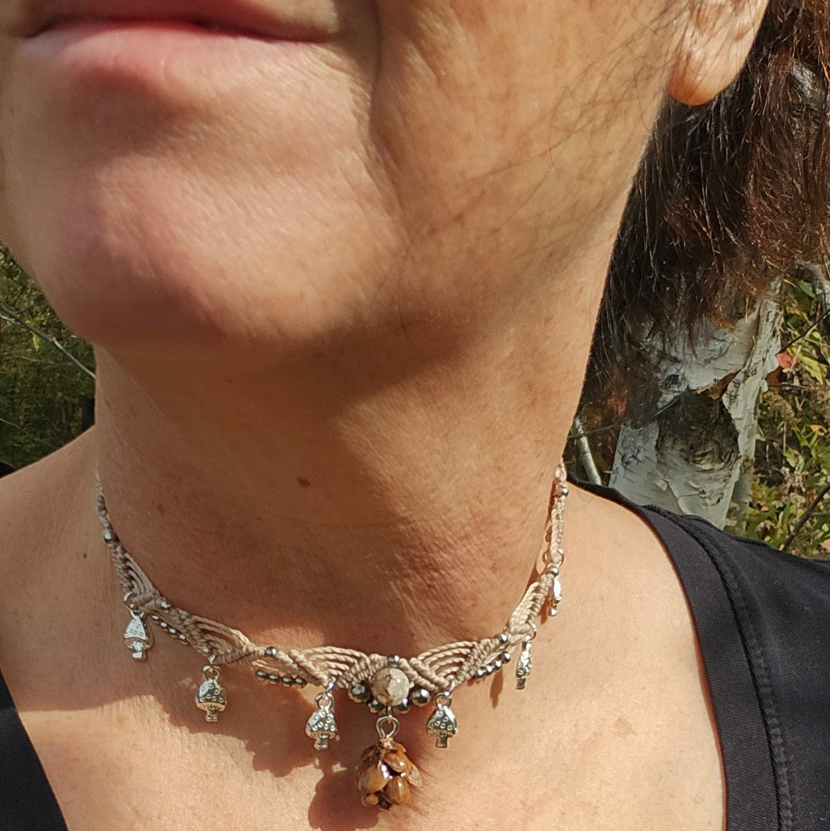 Collier ras-de-cou macramé, abondance automnale, sable