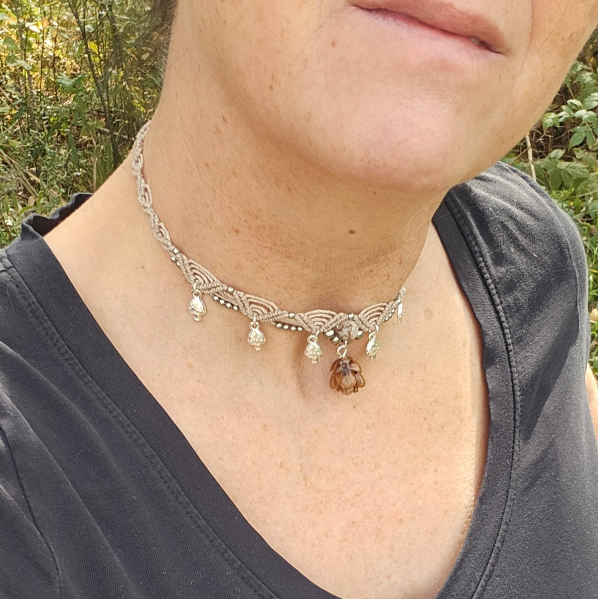 Collier ras-de-cou macramé, abondance automnale, sable