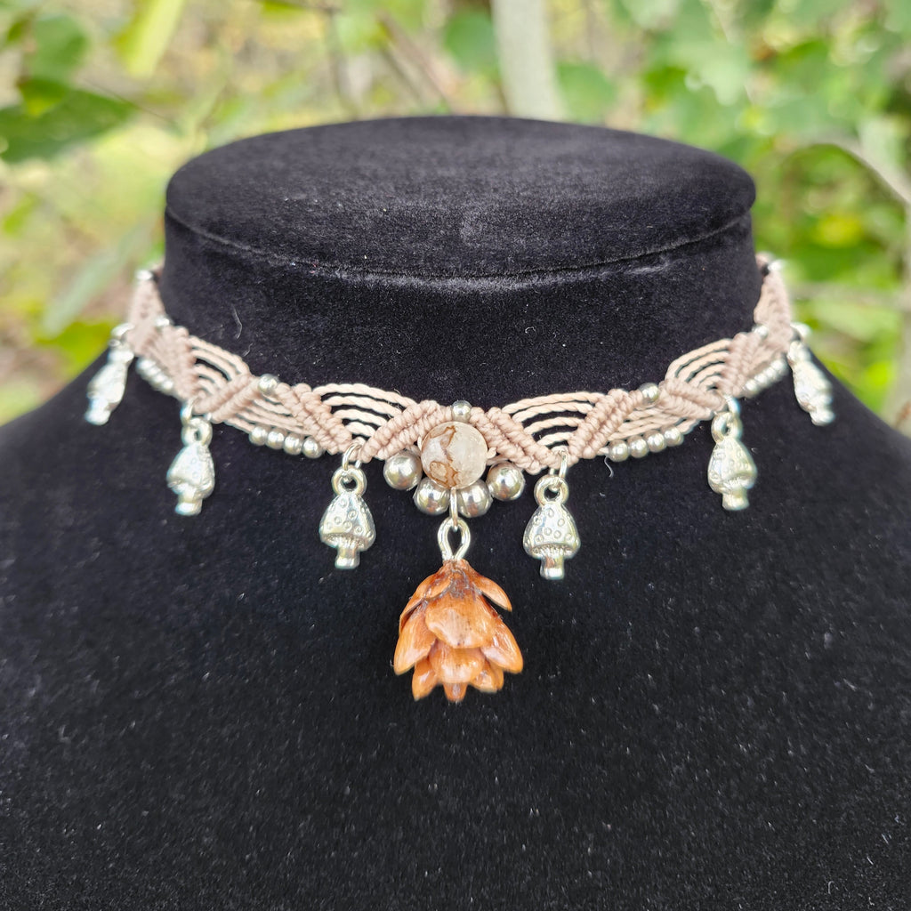 Collier ras-de-cou macramé, abondance automnale, sable
