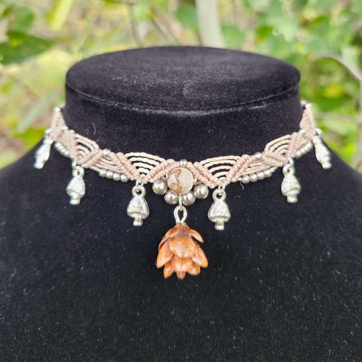 Collier ras-de-cou macramé, abondance automnale, sable