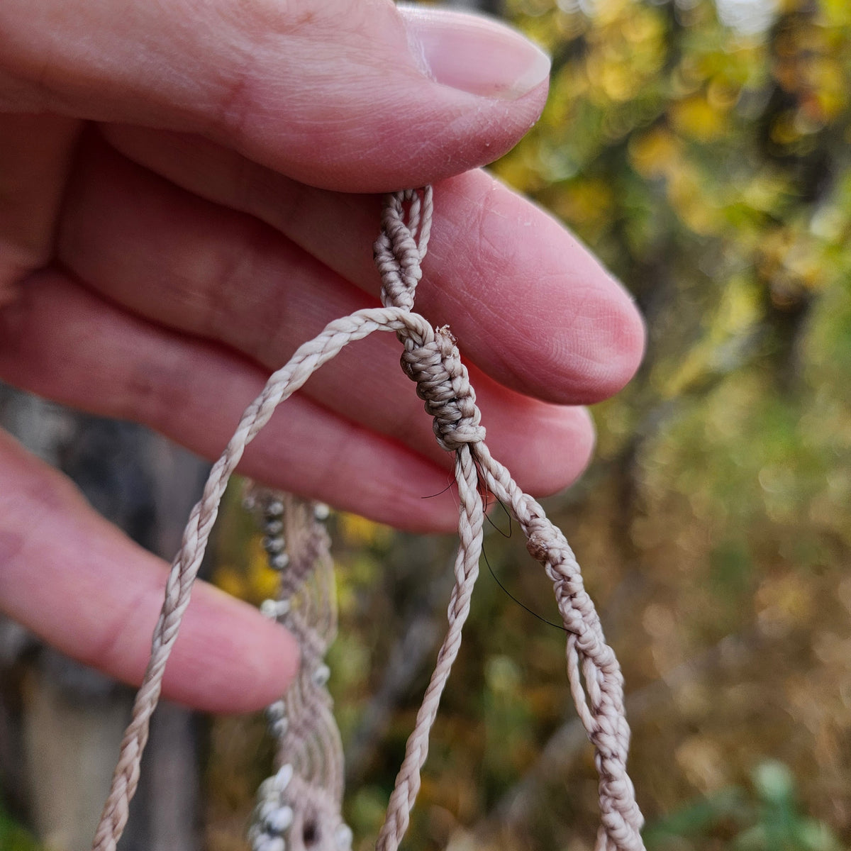 Collier ras-de-cou macramé, abondance automnale, sable