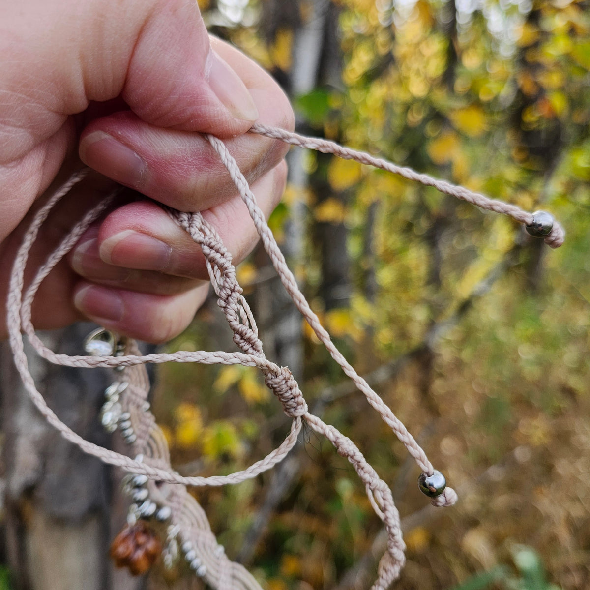Collier ras-de-cou macramé, abondance automnale, sable
