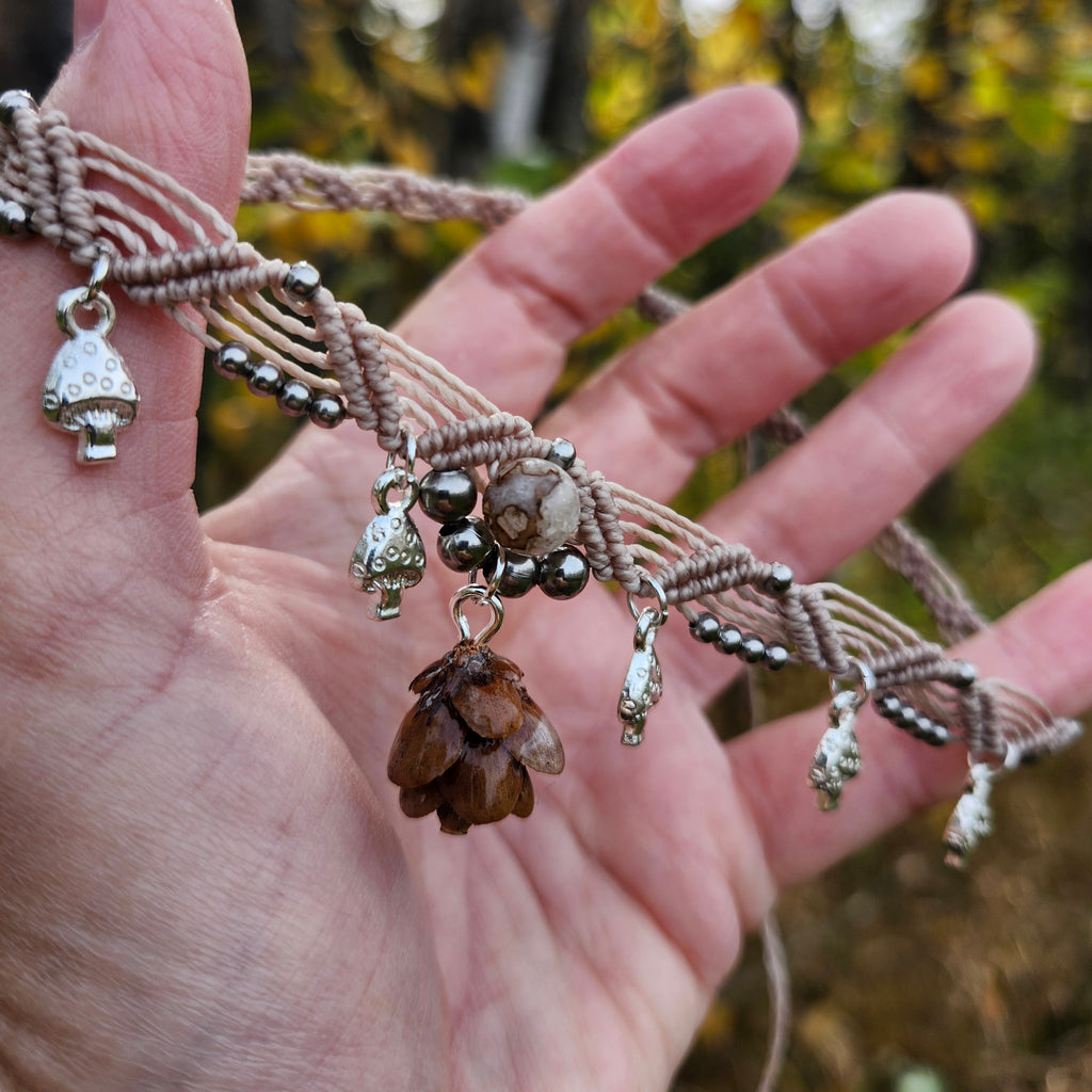 Collier ras-de-cou macramé, abondance automnale, sable