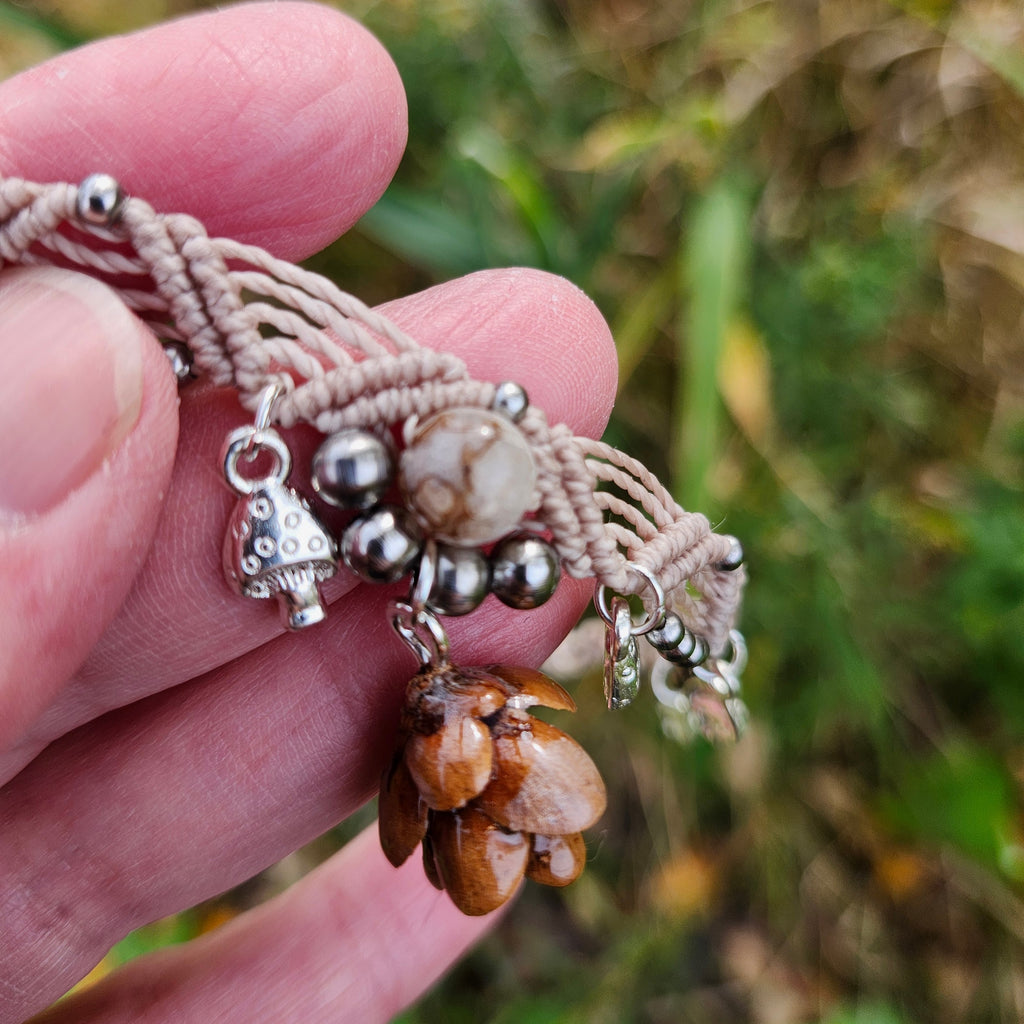 Collier ras-de-cou macramé, abondance automnale, sable