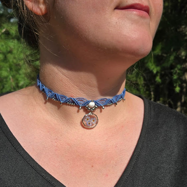 Collier ras-de-cou macramé, myosotis sylva memoriae