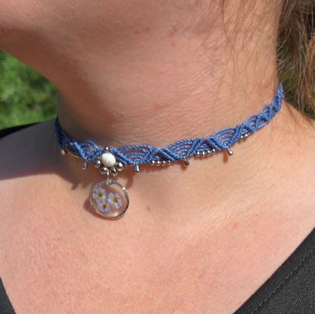 Collier ras-de-cou macramé, myosotis sylva memoriae