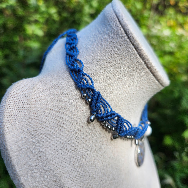 Collier ras-de-cou macramé, myosotis sylva memoriae