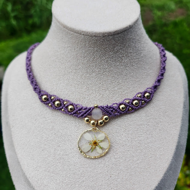 Collier ras-de-cou macramé, fleur de frasier des sous-bois