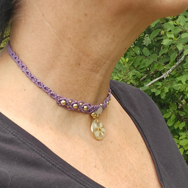 Collier ras-de-cou macramé, fleur de frasier des sous-bois