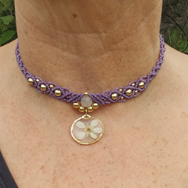 Collier ras-de-cou macramé, fleur de frasier des sous-bois