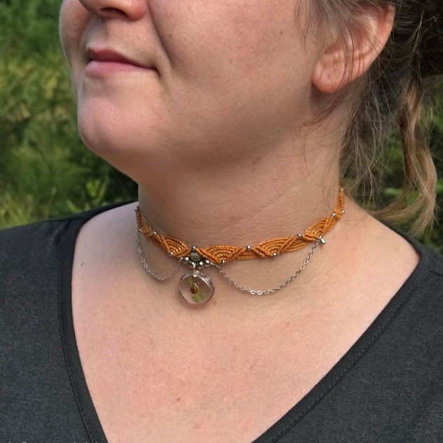 Collier ras-de cou macramé, coccinelle porte-bonheur