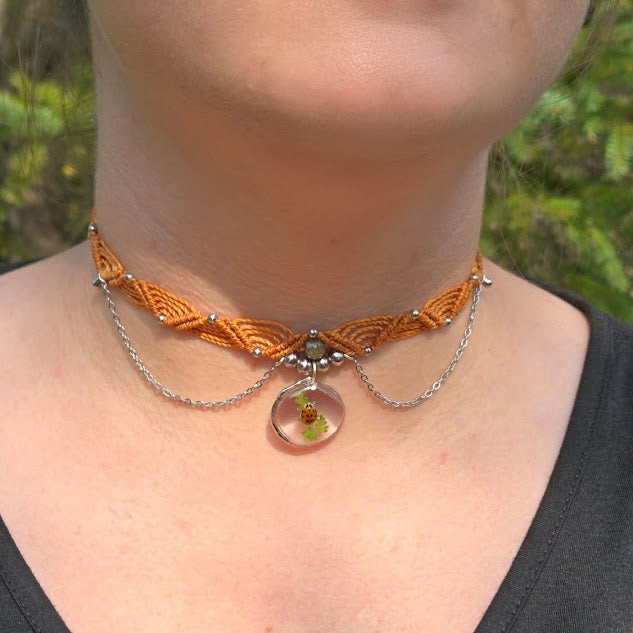 Collier ras-de cou macramé, coccinelle porte-bonheur