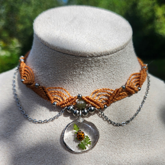 Collier ras-de cou macramé, coccinelle porte-bonheur
