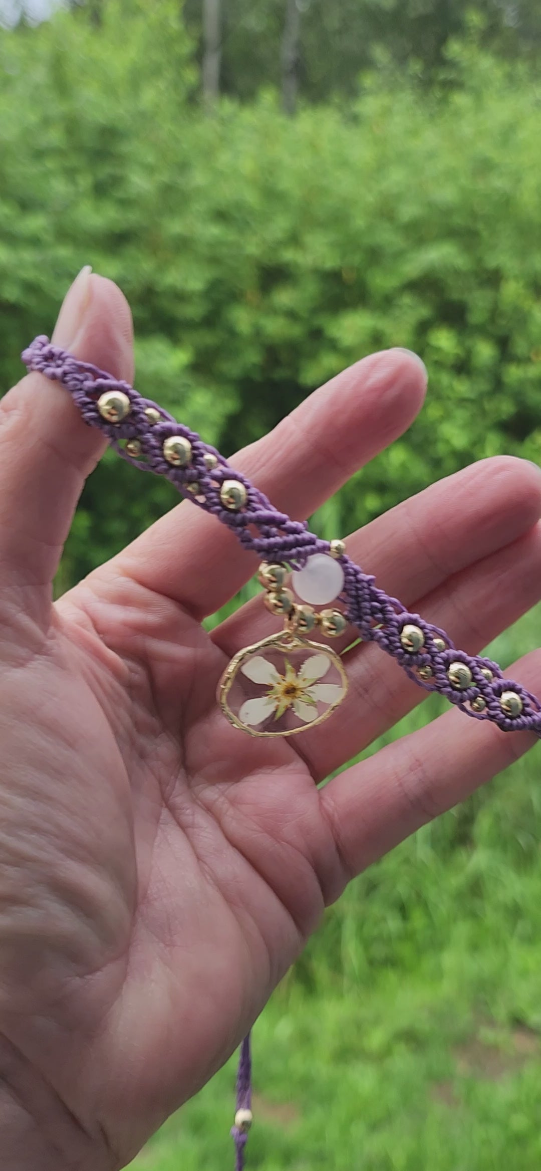 Collier ras-de-cou macramé, fleur de frasier des sous-bois