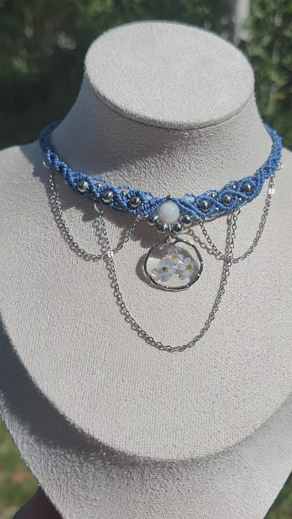 Collier ras-de-cou macramé, myosostis sylva memoriae