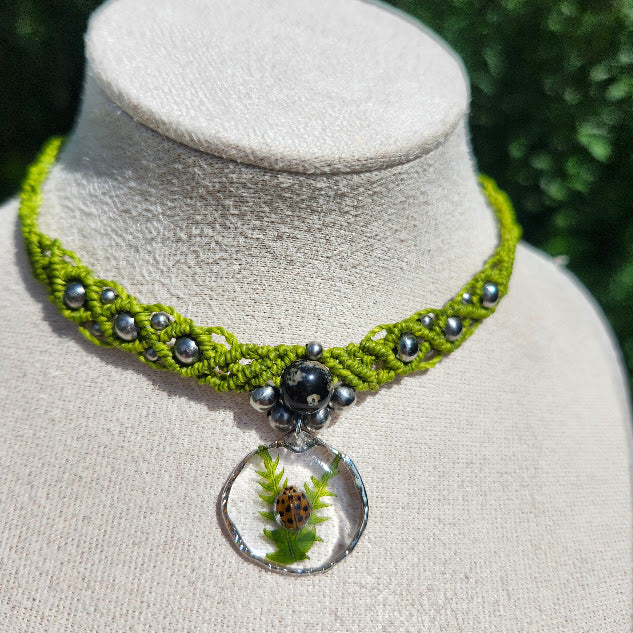 Collier ras-de cou macramé, coccinelle porte-bonheur