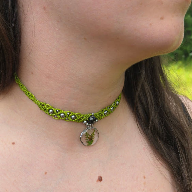Collier ras-de cou macramé, coccinelle porte-bonheur