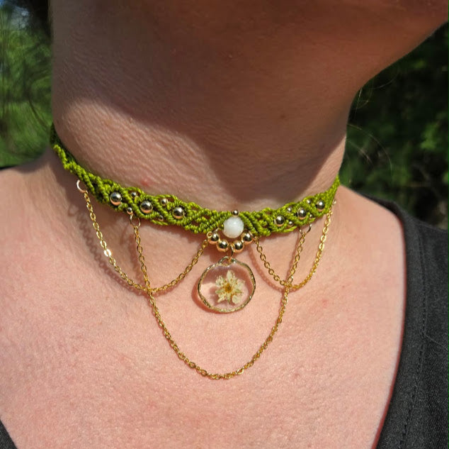 Collier ras-de-cou macramé, fleur de fraisier des sous-bois