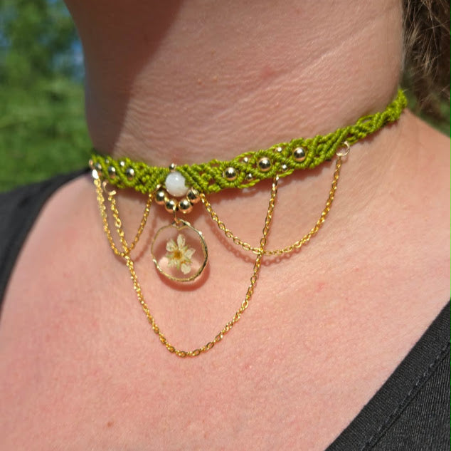 Collier ras-de-cou macramé, fleur de fraisier des sous-bois