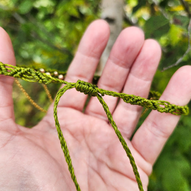 Collier ras-de-cou macramé, fleur de fraisier des sous-bois