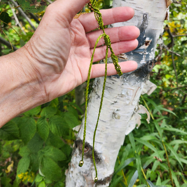 Collier ras-de-cou macramé, fleur de fraisier des sous-bois