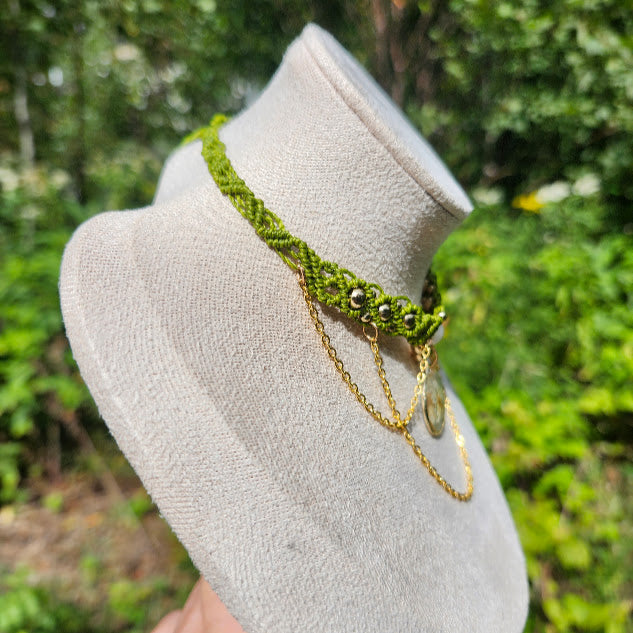 Collier ras-de-cou macramé, fleur de fraisier des sous-bois