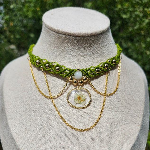 Collier ras-de-cou macramé, fleur de fraisier des sous-bois